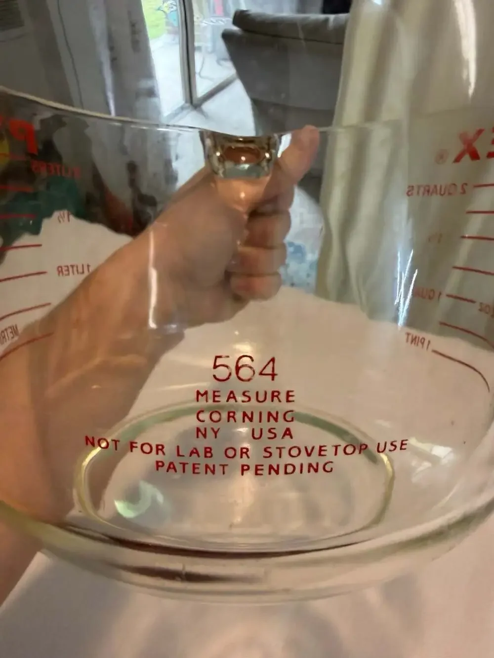 Vintage Pyrex 564 2 Quart / 8 Cup Glass Measuring Cup, Red Lettering